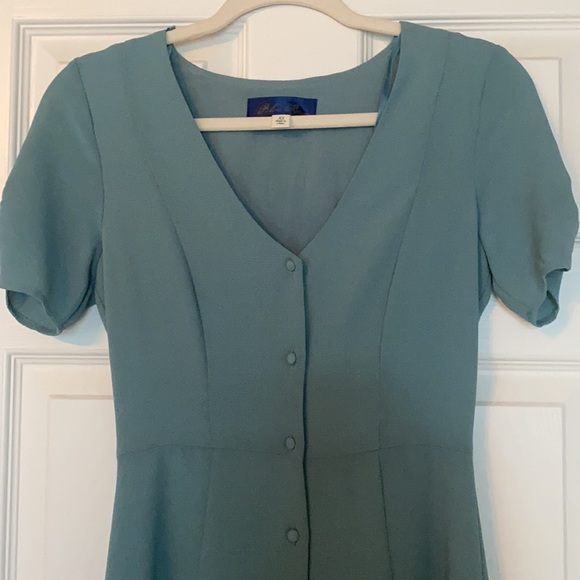 Feminine button down dress with a fitted waist - Picture 4 of 4